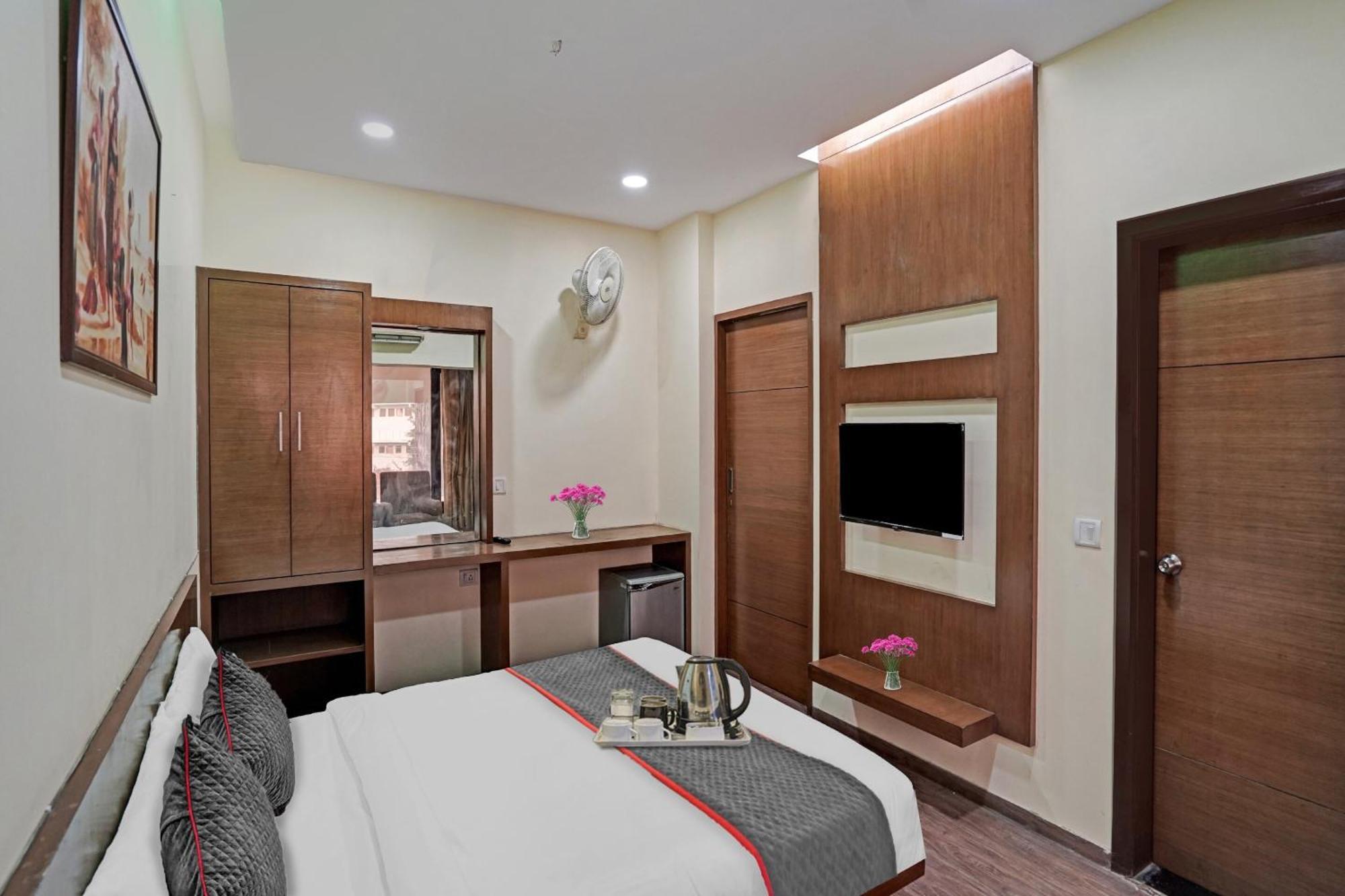 Hotel O Royal Regency Газиабад Экстерьер фото